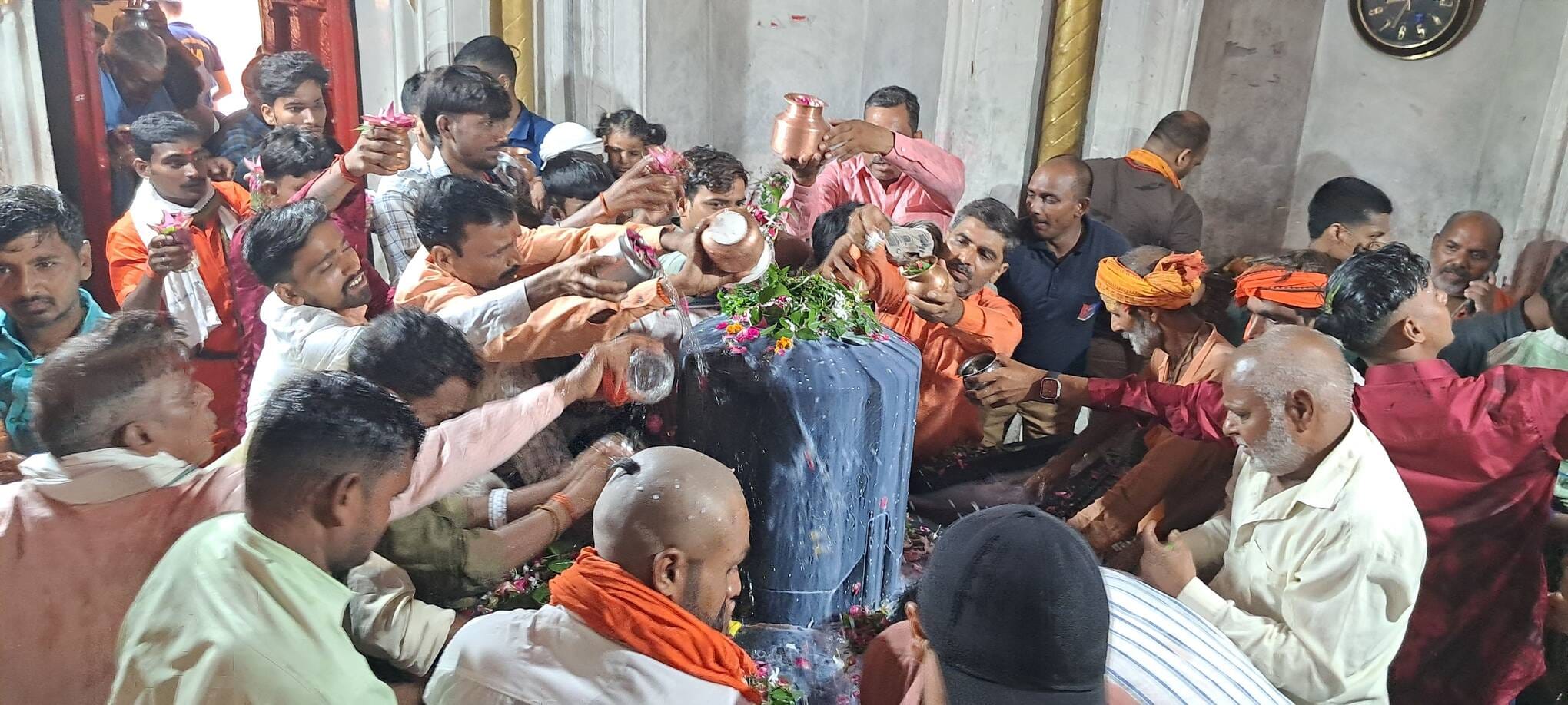 सावन के पहले सोमवार को शिव मंदिरों में उमड़े श्रद्धालु व नागेश्वर महादेव मंदिर में भांग से किय