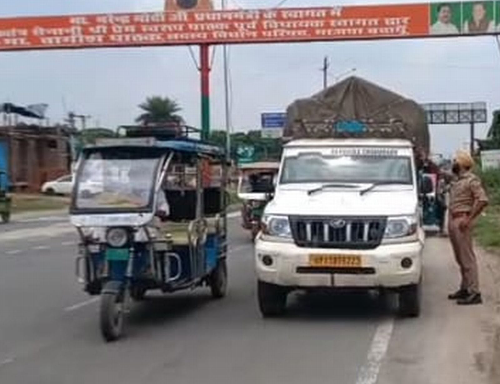 सावन माह के डायवर्जन के दौरान बिल्सी मोड़ पर निकलती स्लीपर बस। संवाद