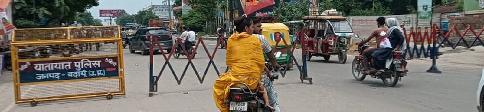 सावन माह के डायवर्जन के दौरान बिल्सी मोड़ पर निकलती स्लीपर बस। संवाद