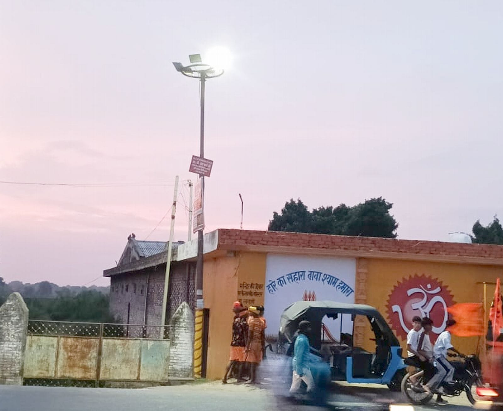 सावन माह के डायवर्जन के दौरान बिल्सी मोड़ पर निकलती स्लीपर बस। संवाद