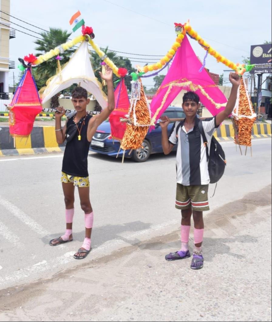 शामली के शिव चौक से बोल बम, बम बम के जयघोष के साथ आगे बढ़ते शिवभक्त। संवाद शामली के शिव चौक से बोल बम, बम बम के जयघोष के साथ आगे बढ़ते शिवभक्त। संवाद