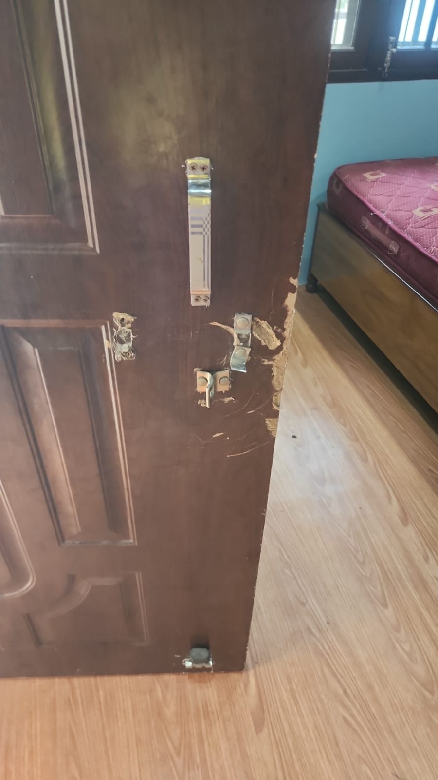 ताला तोड़कर घर में घुसे चोर।