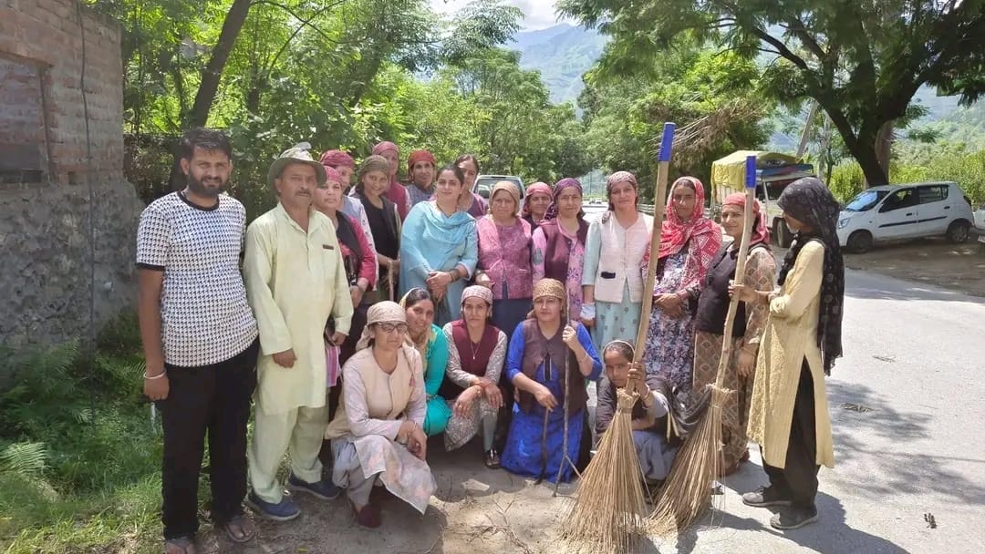 दत्तनगर में सफाई करती महिलाएं| स्त्रोत: जागरूक पाठक