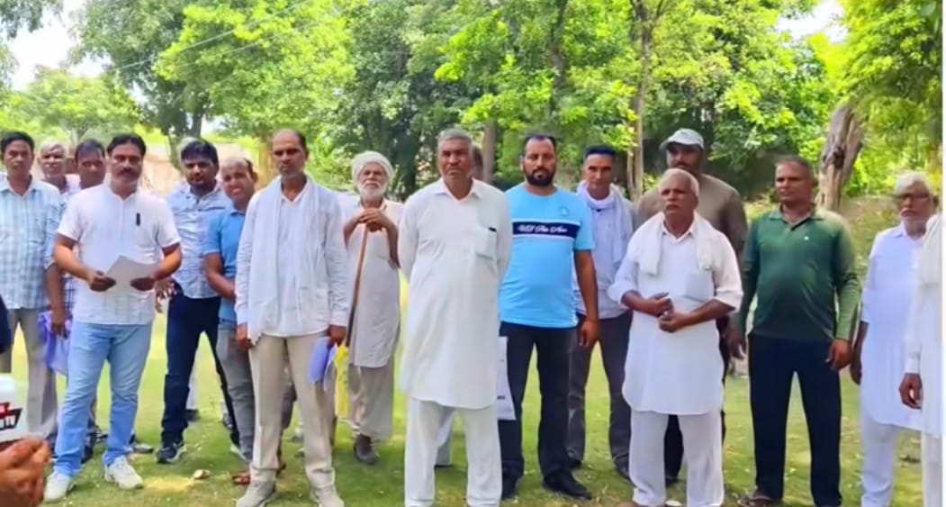 उपायुक्त से मुलाकात के बाद मामले की जानकारी देते ग्रामीण। सोशल मीडिया उपायुक्त से मुलाकात के बाद मामले की जानकारी देते ग्रामीण। सोशल मीडिया