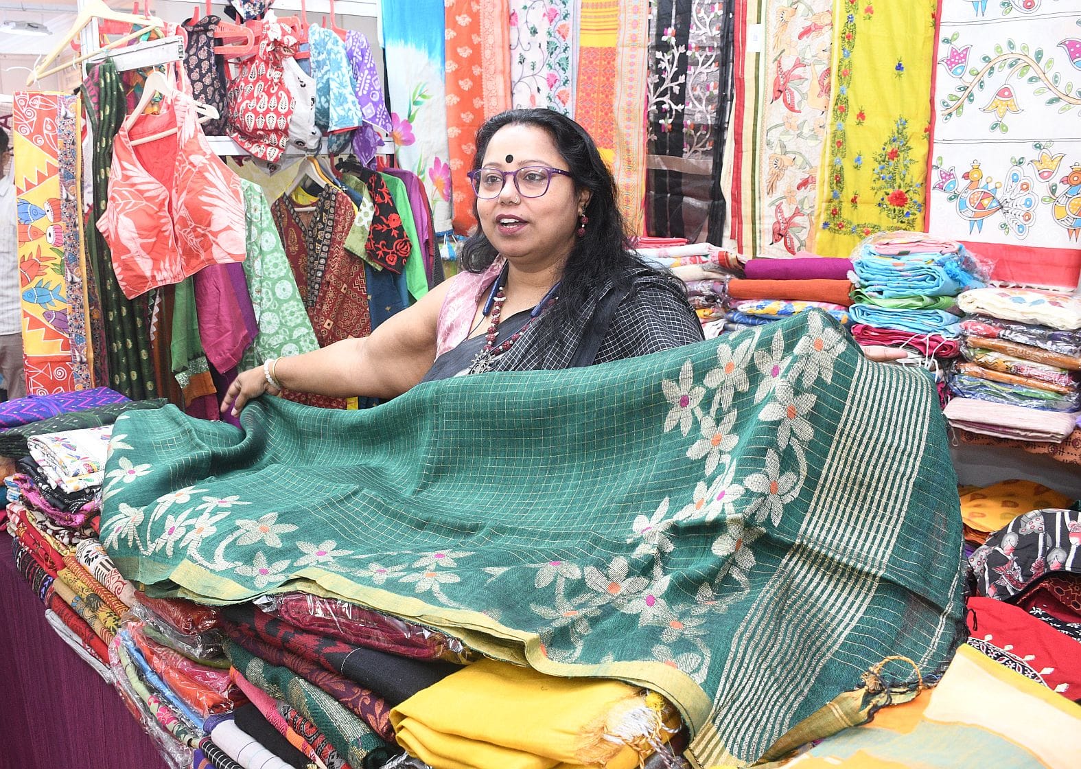 वीवर्स एंड हस्तकला डेवलपमेंट फाउंडेशन ने लखनऊ के इंदिरा गांधी प्रतिष्ठान में रविवार को छह दिवसी वीवर्स एंड हस्तकला डेवलपमेंट फाउंडेशन ने लखनऊ के इंदिरा गांधी प्रतिष्ठान में रविवार को छह दिवसी