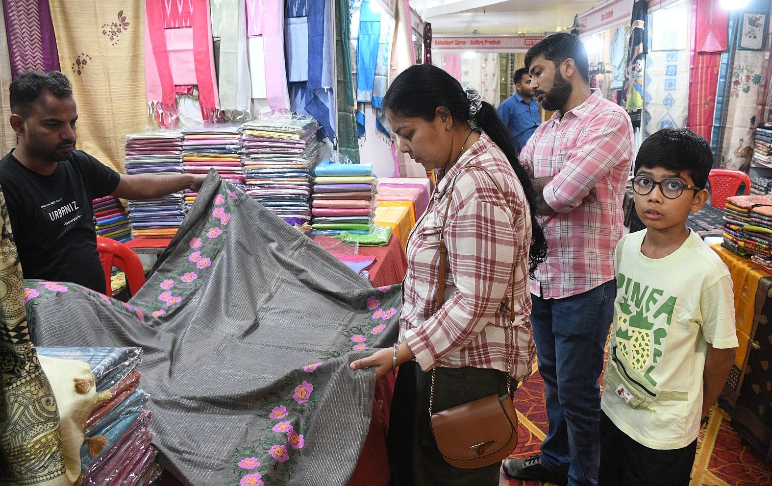 वीवर्स एंड हस्तकला डेवलपमेंट फाउंडेशन ने लखनऊ के इंदिरा गांधी प्रतिष्ठान में रविवार को छह दिवसी वीवर्स एंड हस्तकला डेवलपमेंट फाउंडेशन ने लखनऊ के इंदिरा गांधी प्रतिष्ठान में रविवार को छह दिवसी