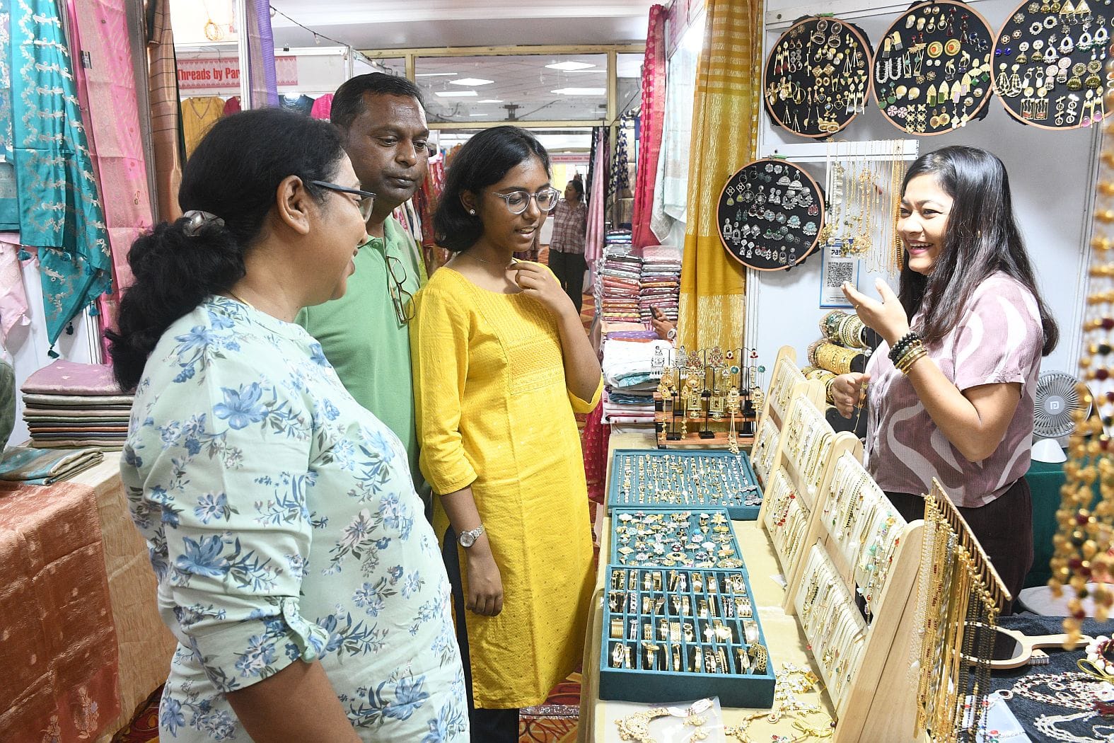 वीवर्स एंड हस्तकला डेवलपमेंट फाउंडेशन ने लखनऊ के इंदिरा गांधी प्रतिष्ठान में रविवार को छह दिवसी वीवर्स एंड हस्तकला डेवलपमेंट फाउंडेशन ने लखनऊ के इंदिरा गांधी प्रतिष्ठान में रविवार को छह दिवसी