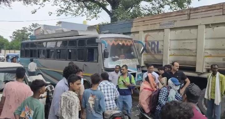 यात्री बस और बोलेरे में टक्कर