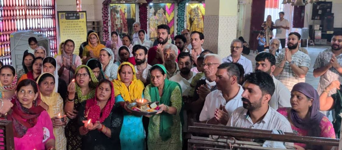 03जेएनडी02: जयंती देवी मंदिर में शिव पर चढ़ाया गया फल। संवाद 03जेएनडी02: जयंती देवी मंदिर में शिव पर चढ़ाया गया फल। संवाद