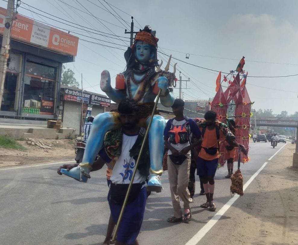 03जेएनडी02: जयंती देवी मंदिर में शिव पर चढ़ाया गया फल। संवाद 03जेएनडी02: जयंती देवी मंदिर में शिव पर चढ़ाया गया फल। संवाद
