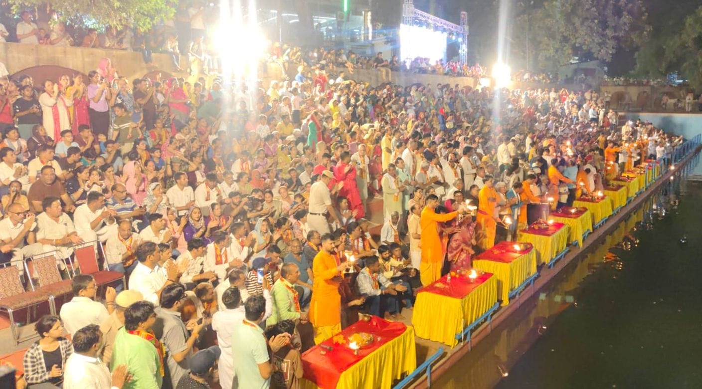 03जेएनडी27: धार्मिक आयोजन को डीसी डॉ. वैशाली शर्मा मोबाइल में कैद करते हुए। संवाद 03जेएनडी27: धार्मिक आयोजन को डीसी डॉ. वैशाली शर्मा मोबाइल में कैद करते हुए। संवाद