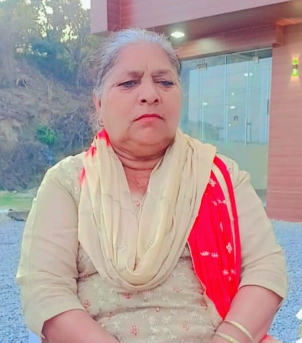 अस्पताल के बाहर मौजूद मृतक महिला के परिजन। संवाद अस्पताल के बाहर मौजूद मृतक महिला के परिजन। संवाद