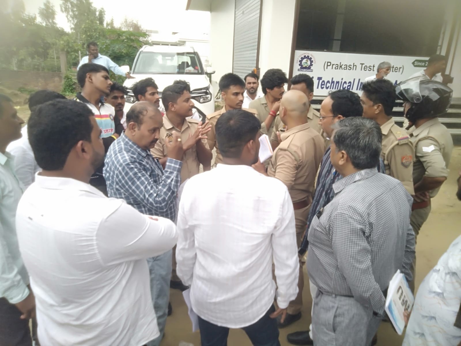 अस्पताल की ओपीडी में इलाज कराने पहुंचे मरीज। संवाद
