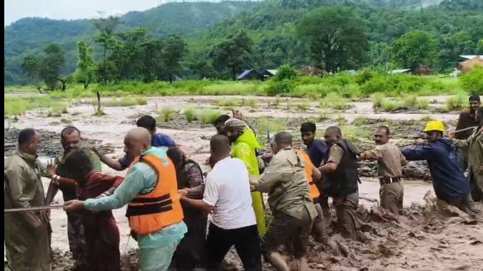 बारिश के बाद उफान पर आए जल मूसा बरसाती खड्ड में फंसे गुर्जर परिवारों को बाहर निकालती रेस्क्यू ट बारिश के बाद उफान पर आए जल मूसा बरसाती खड्ड में फंसे गुर्जर परिवारों को बाहर निकालती रेस्क्यू ट