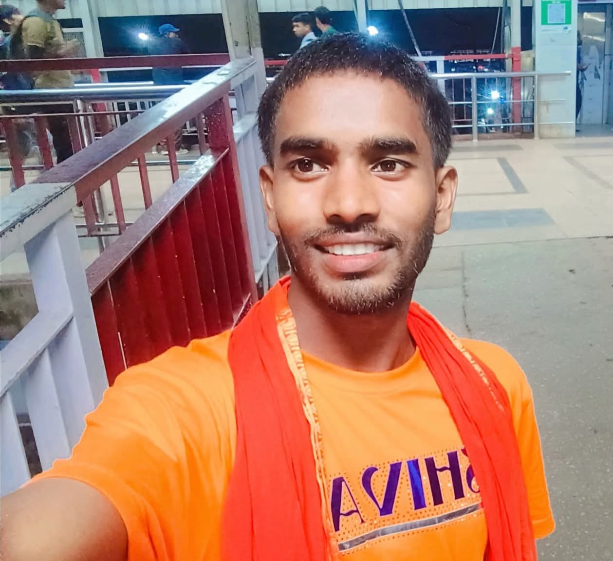 बद्दूसराय में मृतक रामजी यादव की रोती-बिलखती पत्नी लालसा देवी को संभालती महिलाएं। संवाद