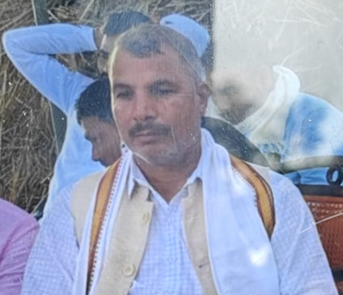बद्दूसराय में मृतक रामजी यादव की रोती-बिलखती पत्नी लालसा देवी को संभालती महिलाएं। संवाद