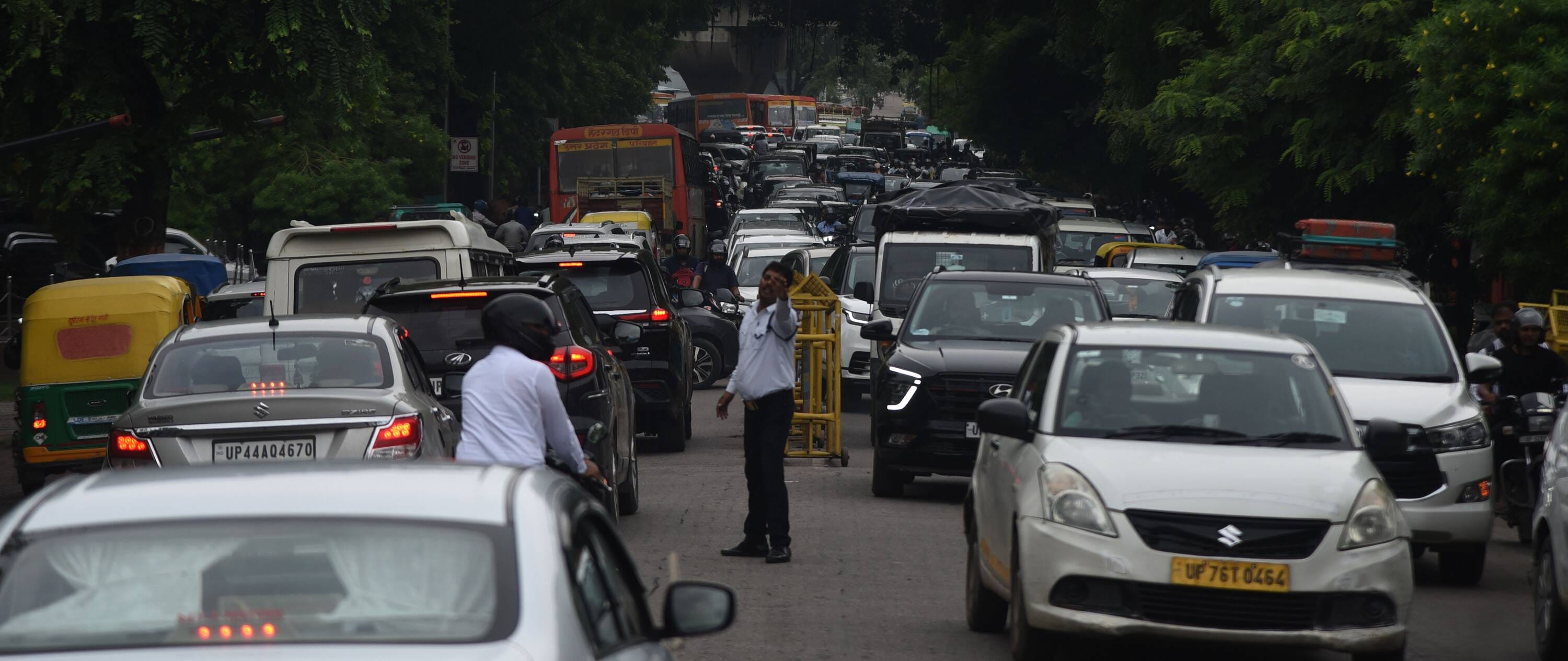 डायवर्जन फेल होने से कई इलाकों में जाम की स्थिति रही। 