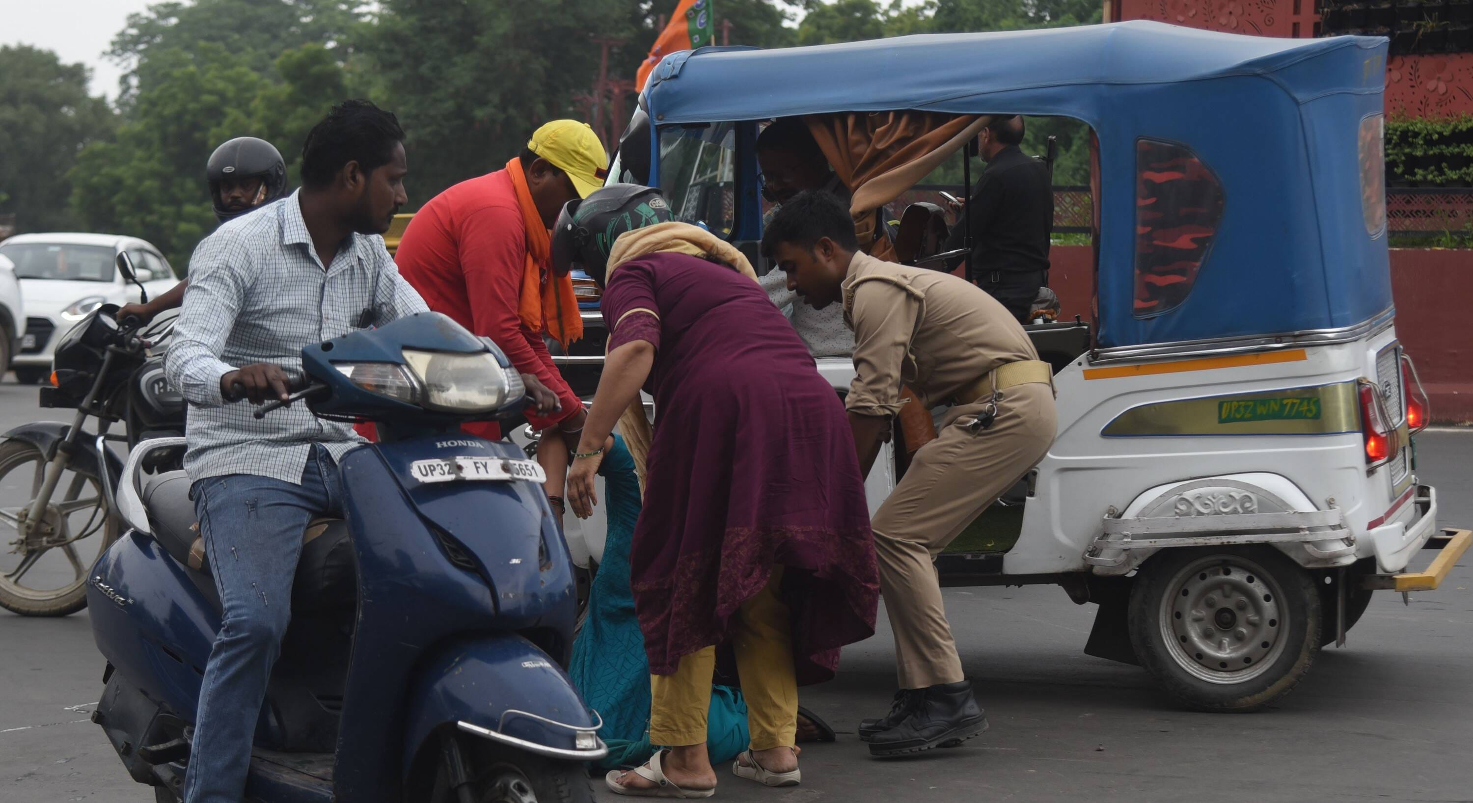 डायवर्जन फेल होने से कई इलाकों में जाम की स्थिति रही। 