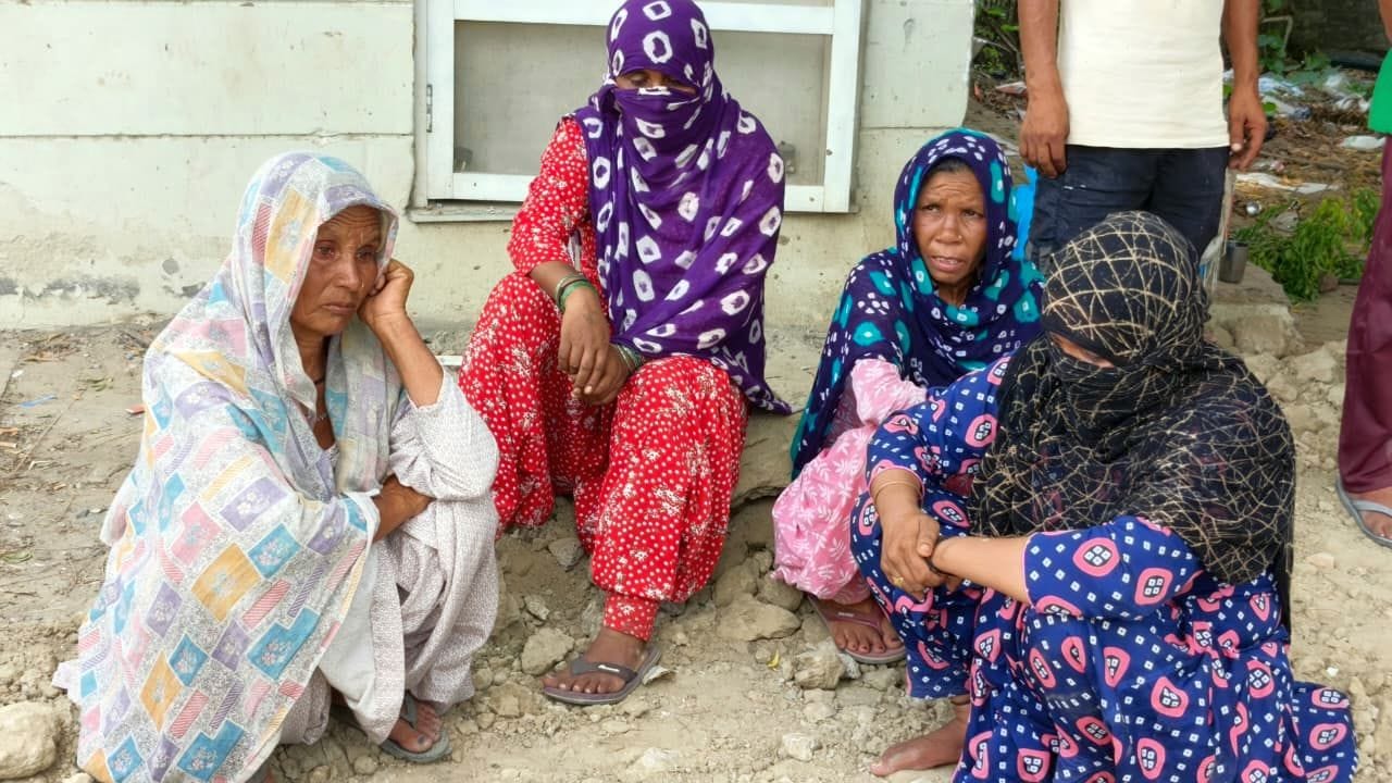 फोटो 03जेएनडी25-जिला जेल के बाहर इंतजार में खड़े युवक के परिजन। संवाद