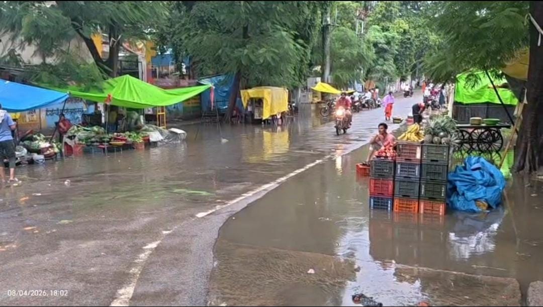 फोटो 04 एचएएमपी 28- शहर के एसपी आवास मार्ग पर भरा पानी। संवाद फोटो 04 एचएएमपी 28- शहर के एसपी आवास मार्ग पर भरा पानी। संवाद