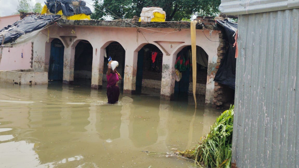 फोटो-10 गांव चित्रकूट में नाव से मंदिर जाते श्रद्धालु। संवाद फोटो-10 गांव चित्रकूट में नाव से मंदिर जाते श्रद्धालु। संवाद