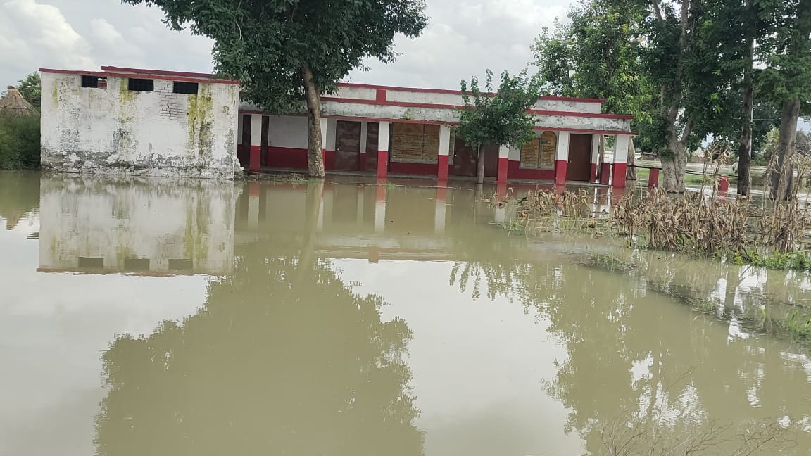 फोटो-10 गांव चित्रकूट में नाव से मंदिर जाते श्रद्धालु। संवाद फोटो-10 गांव चित्रकूट में नाव से मंदिर जाते श्रद्धालु। संवाद