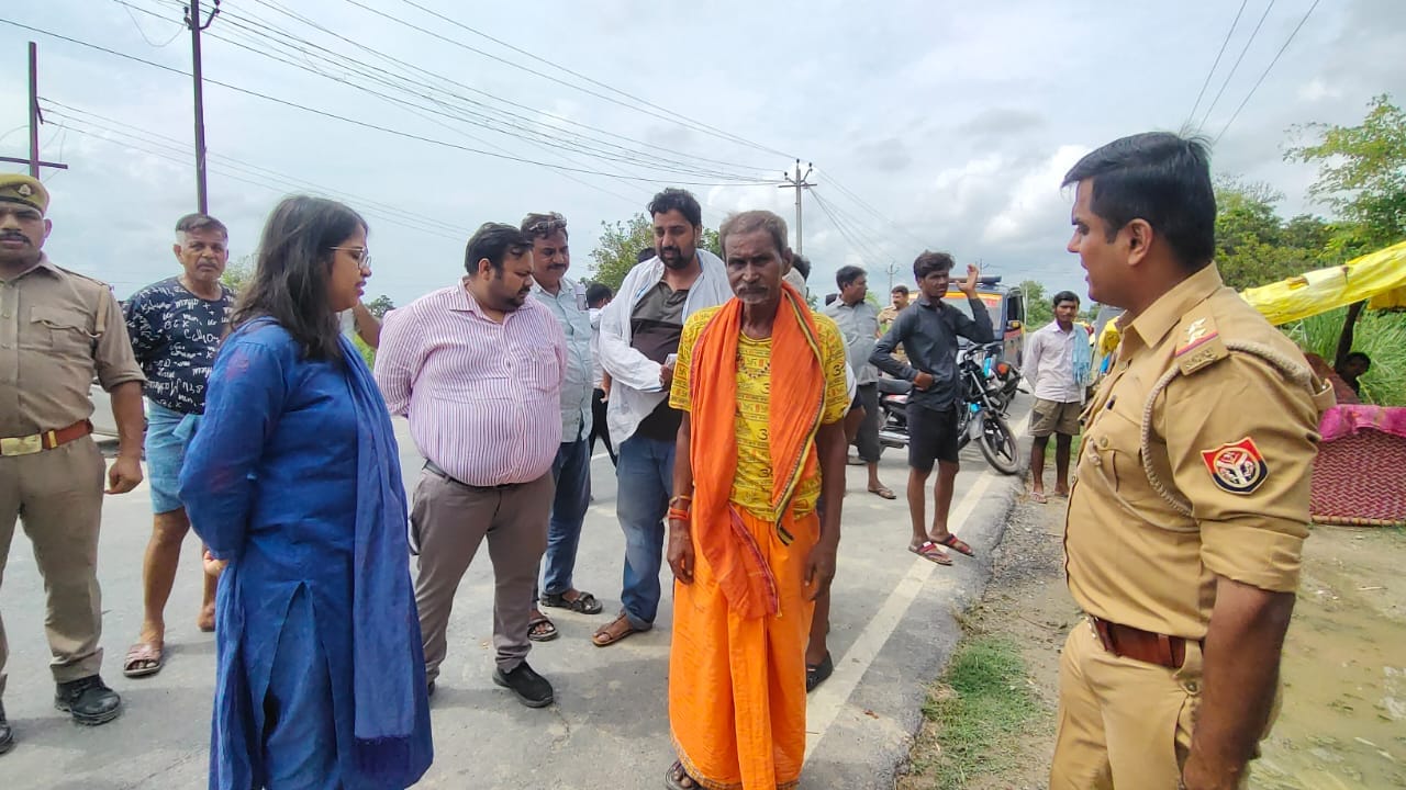 फोटो-10 गांव चित्रकूट में नाव से मंदिर जाते श्रद्धालु। संवाद फोटो-10 गांव चित्रकूट में नाव से मंदिर जाते श्रद्धालु। संवाद