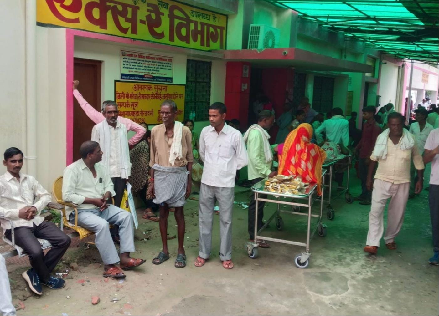 फोटो-10- मेडिकल कॉलेज में विद्युत लाइन के पास पेड़ की छटाई करते बिजली कर्मी। संवाद  