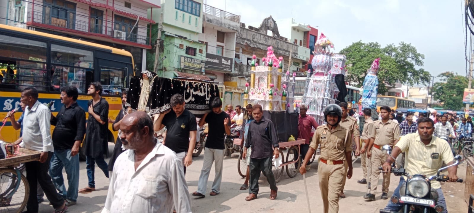 फोटो-23-बलरामपुर के उतरौला में निकाली गई जुलूस में शामिल अकीदतमंद ।-संवाद फोटो-23-बलरामपुर के उतरौला में निकाली गई जुलूस में शामिल अकीदतमंद ।-संवाद