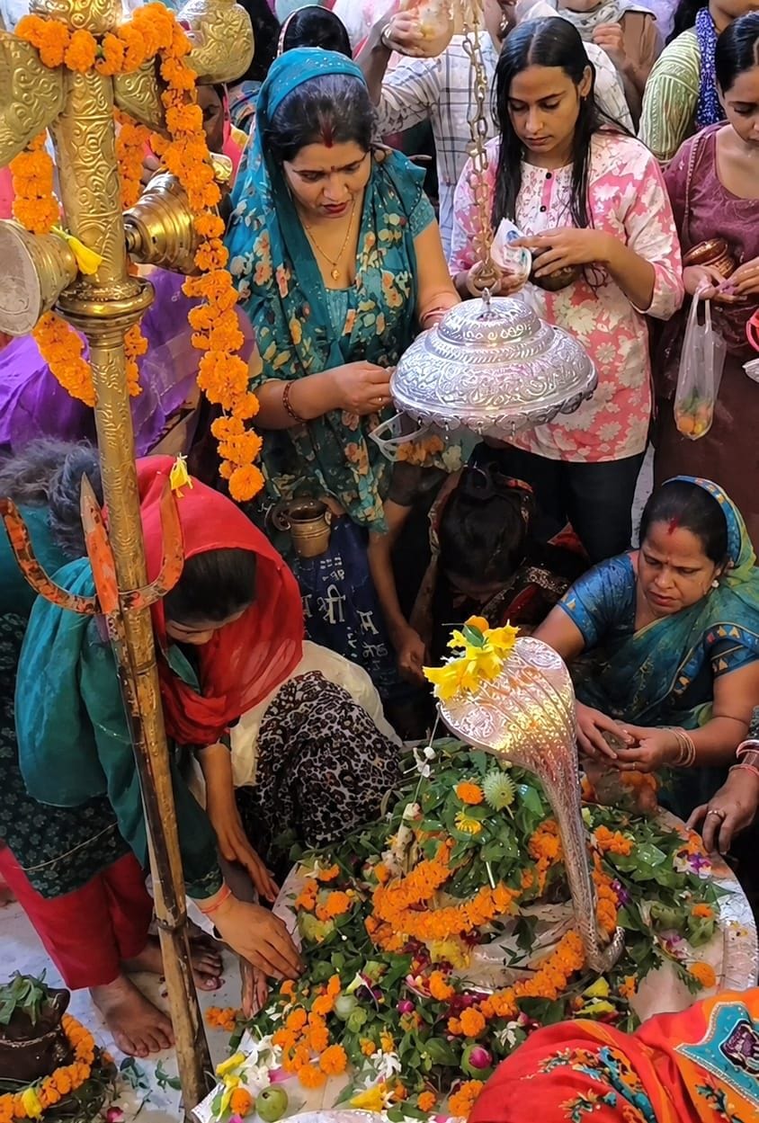 फोटो-3-गोकुलबाबा मंदिर में शिवलिंग का पूजन करते भक्त। संवाद