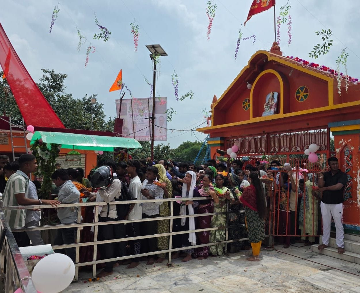 फोटो-3-गोकुलबाबा मंदिर में शिवलिंग का पूजन करते भक्त। संवाद