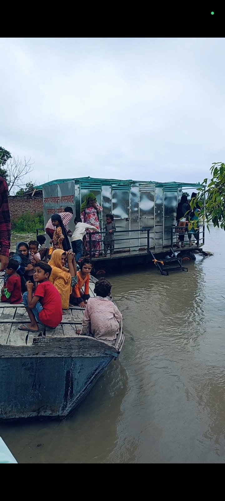 फोटो-3 शमसाबाद-शाहजहांपुर मुख्य मार्ग पर बाढ़ के भरे पानी से निकलते वाहन। संवाद फोटो-3 शमसाबाद-शाहजहांपुर मुख्य मार्ग पर बाढ़ के भरे पानी से निकलते वाहन। संवाद