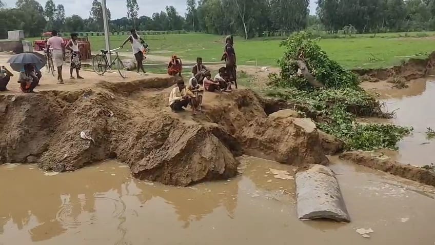 फोटो 32: जरौली नेवादा डामर मार्ग के पानी से होता कटाव। संवाद फोटो 32: जरौली नेवादा डामर मार्ग के पानी से होता कटाव। संवाद