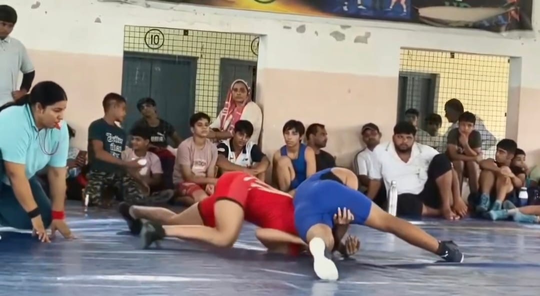 फोटो :: सोनीपत के गांव राठधना में आयोजित जिला स्तरीय कुश्ती प्रतियोगिता में प्रतिद्वंद्वी को गि