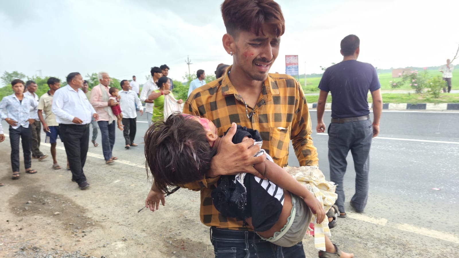 फोटो18 हादसे के बाद घटनास्थल पर रोते बिलखते परिजन फोटो18 हादसे के बाद घटनास्थल पर रोते बिलखते परिजन