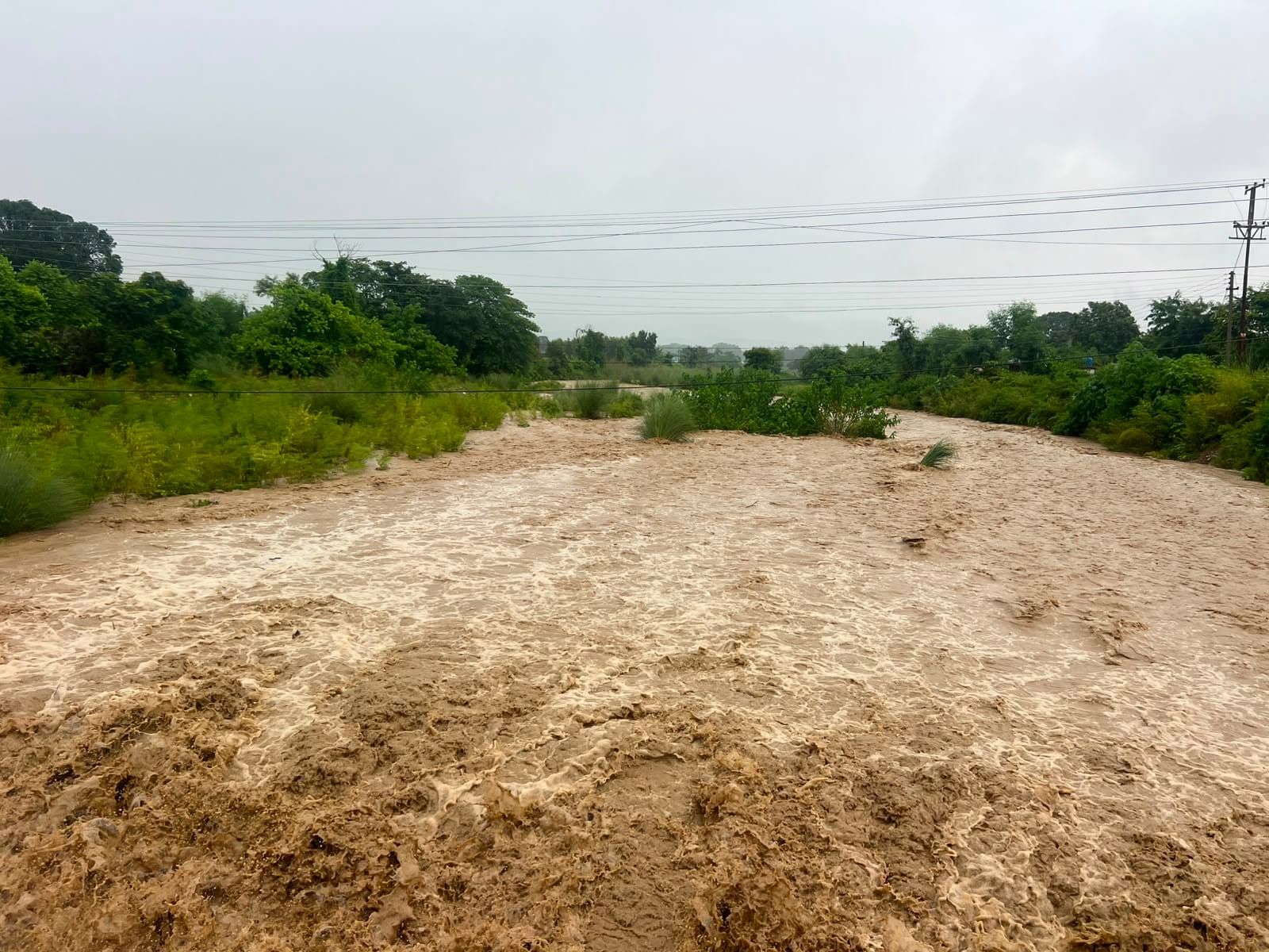 गगरेट दौलतपुर मार्ग पर जलस्तर कम होने का इंतजार करते हुए वाहन चालक। संवाद गगरेट दौलतपुर मार्ग पर जलस्तर कम होने का इंतजार करते हुए वाहन चालक। संवाद