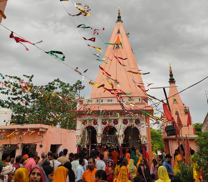गहमर के मनभद्र बाबा शिव मंदिर में जलाभिषेक करतीं महिला श्रद्धालु। संवाद गहमर के मनभद्र बाबा शिव मंदिर में जलाभिषेक करतीं महिला श्रद्धालु। संवाद