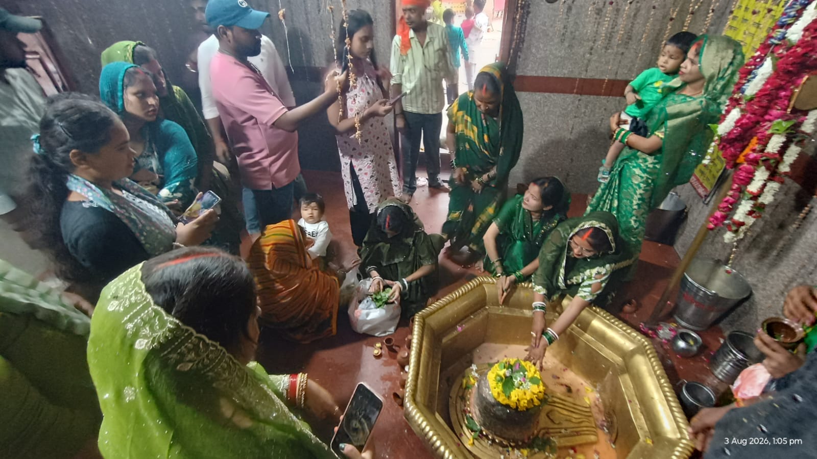 गहमर के मनभद्र बाबा शिव मंदिर में जलाभिषेक करतीं महिला श्रद्धालु। संवाद गहमर के मनभद्र बाबा शिव मंदिर में जलाभिषेक करतीं महिला श्रद्धालु। संवाद