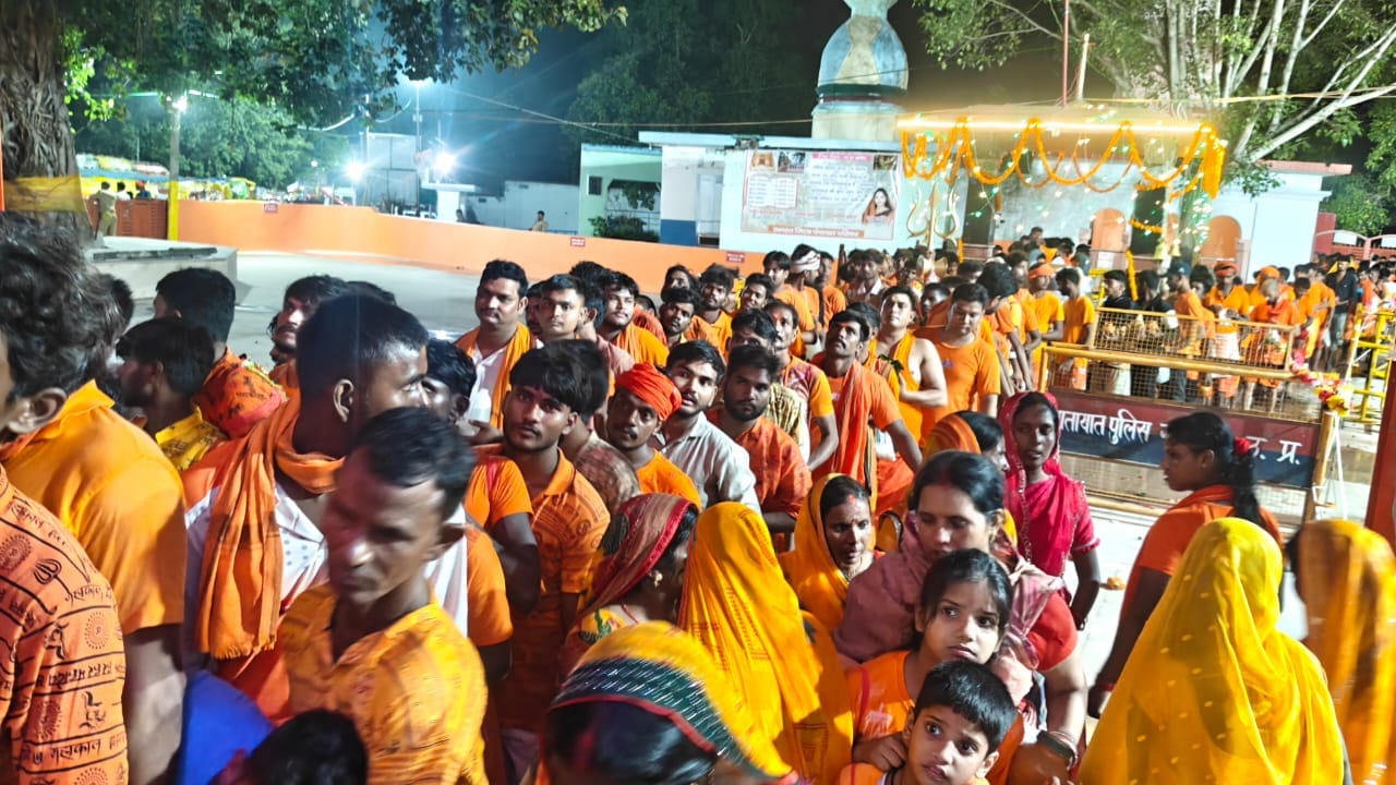 गहमर के मनभद्र बाबा शिव मंदिर में जलाभिषेक करतीं महिला श्रद्धालु। संवाद गहमर के मनभद्र बाबा शिव मंदिर में जलाभिषेक करतीं महिला श्रद्धालु। संवाद