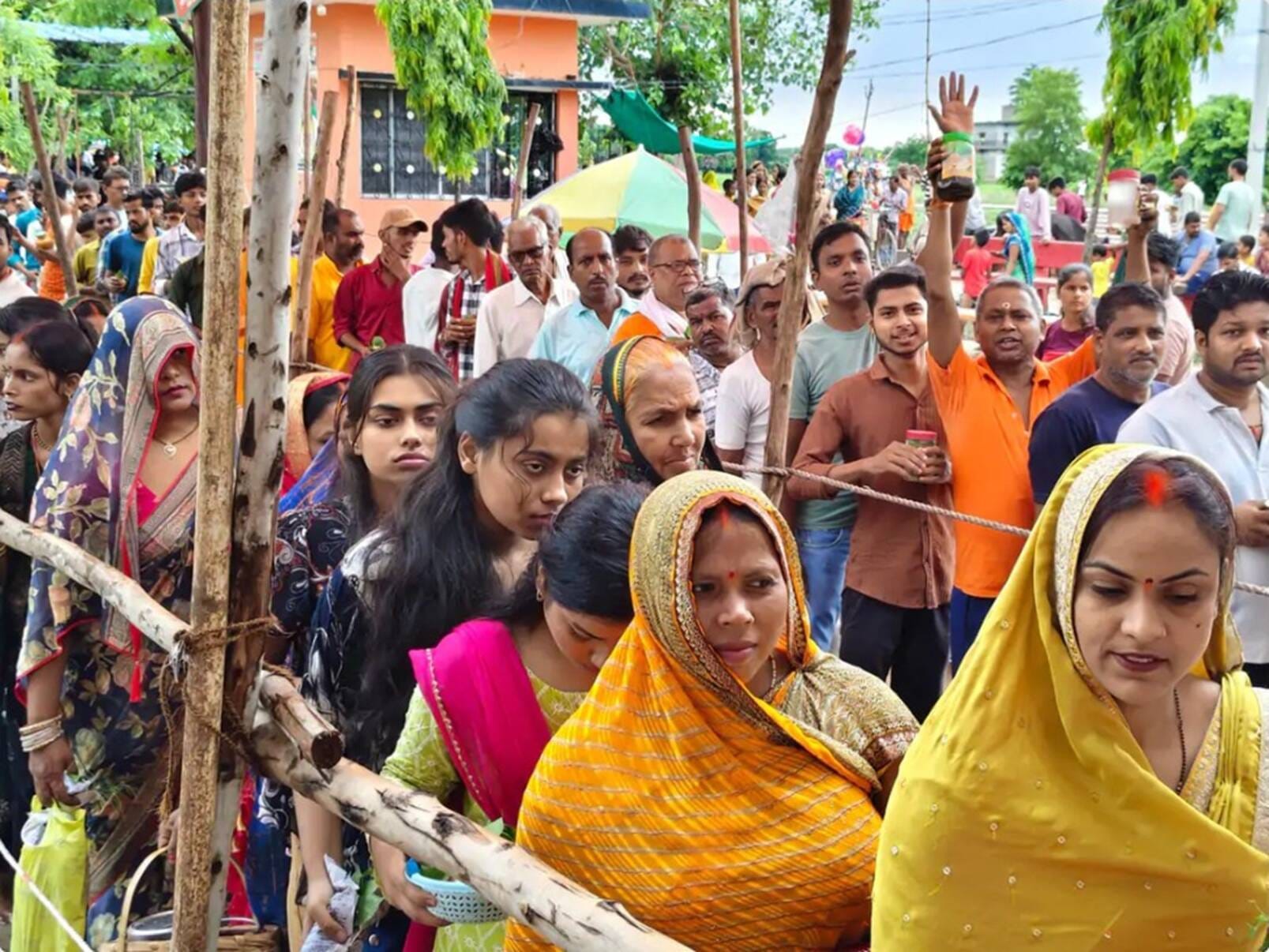 गहमर के मनभद्र बाबा शिव मंदिर में जलाभिषेक करतीं महिला श्रद्धालु। संवाद गहमर के मनभद्र बाबा शिव मंदिर में जलाभिषेक करतीं महिला श्रद्धालु। संवाद