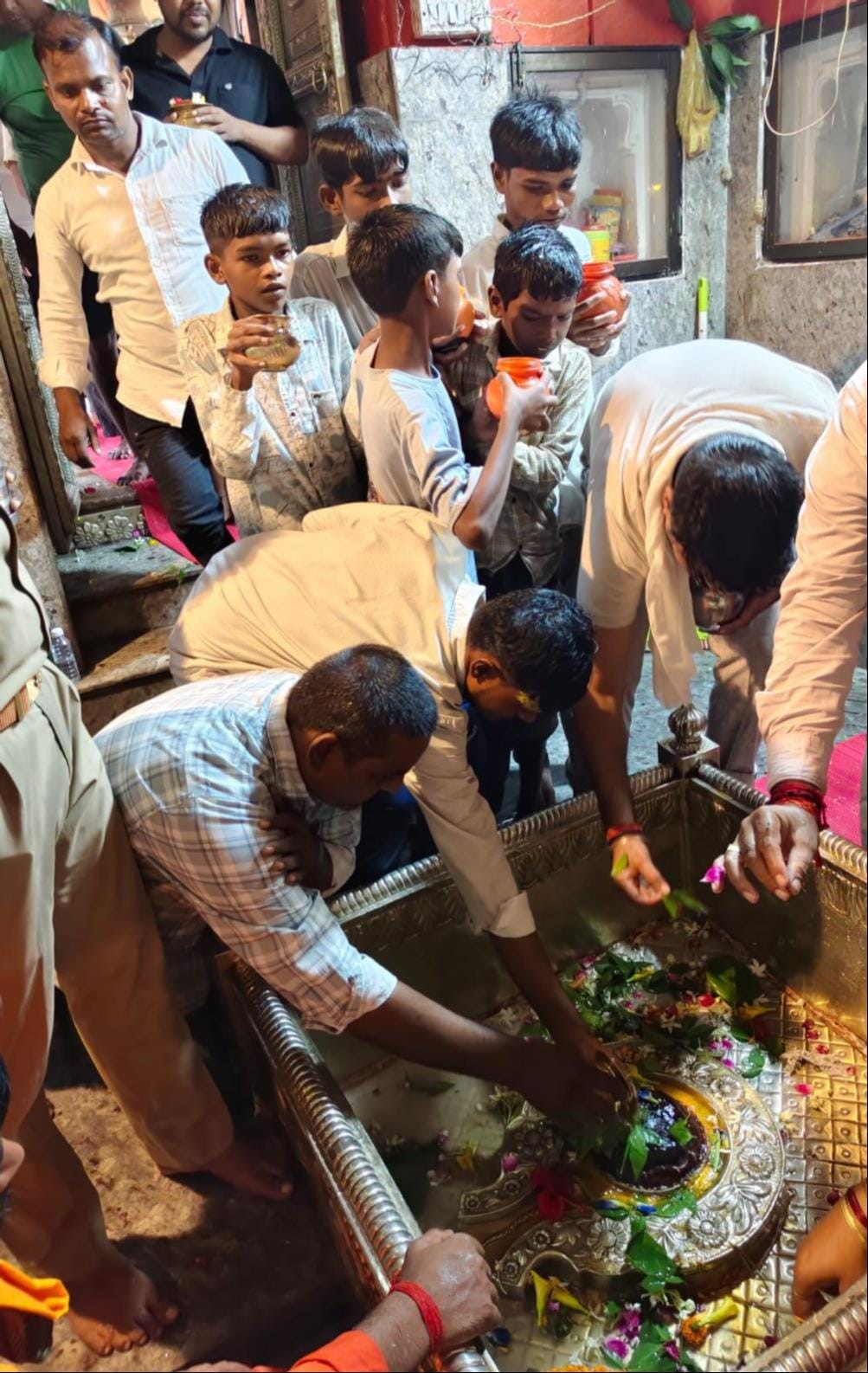 गहमर के मनभद्र बाबा शिव मंदिर में जलाभिषेक करतीं महिला श्रद्धालु। संवाद गहमर के मनभद्र बाबा शिव मंदिर में जलाभिषेक करतीं महिला श्रद्धालु। संवाद