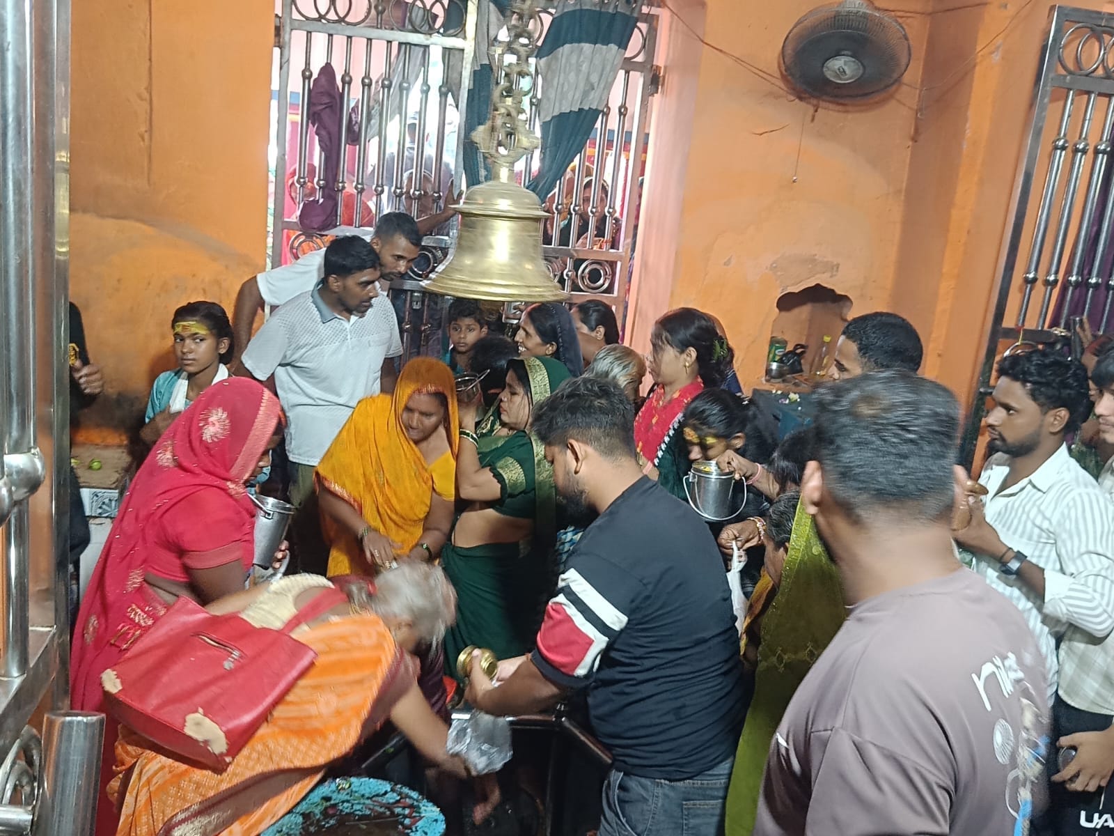 गहमर के मनभद्र बाबा शिव मंदिर में जलाभिषेक करतीं महिला श्रद्धालु। संवाद गहमर के मनभद्र बाबा शिव मंदिर में जलाभिषेक करतीं महिला श्रद्धालु। संवाद
