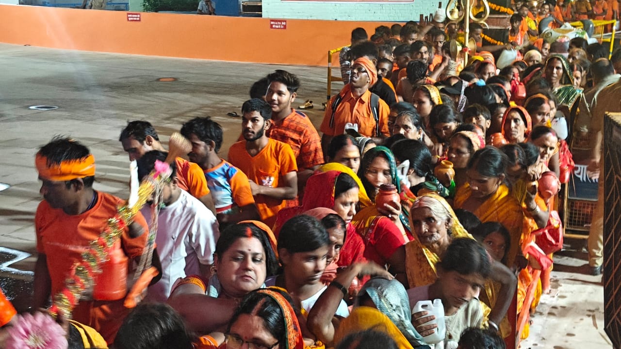 गहमर के मनभद्र बाबा शिव मंदिर में जलाभिषेक करतीं महिला श्रद्धालु। संवाद गहमर के मनभद्र बाबा शिव मंदिर में जलाभिषेक करतीं महिला श्रद्धालु। संवाद