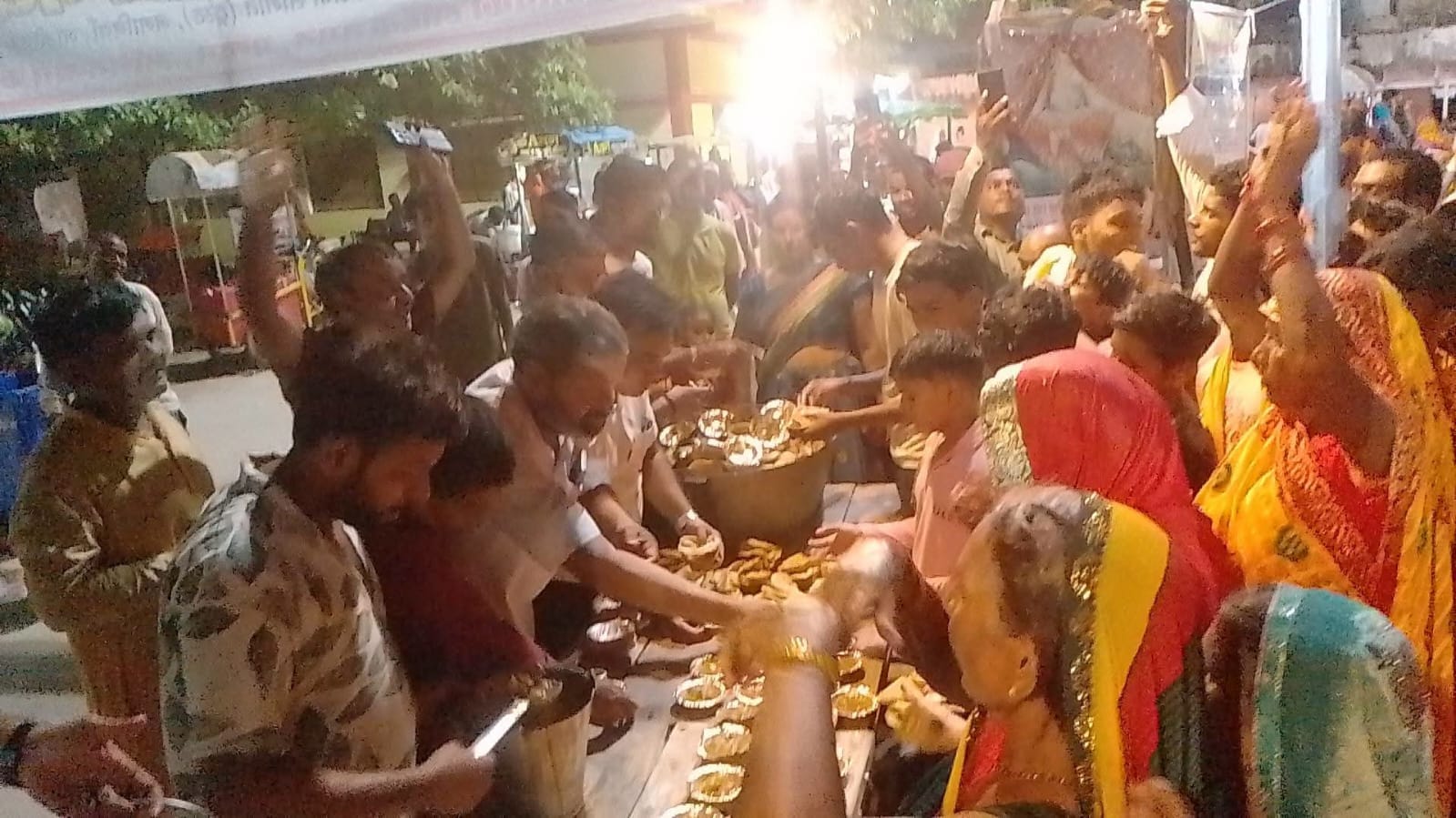 गहमर के मनभद्र बाबा शिव मंदिर में जलाभिषेक करतीं महिला श्रद्धालु। संवाद गहमर के मनभद्र बाबा शिव मंदिर में जलाभिषेक करतीं महिला श्रद्धालु। संवाद