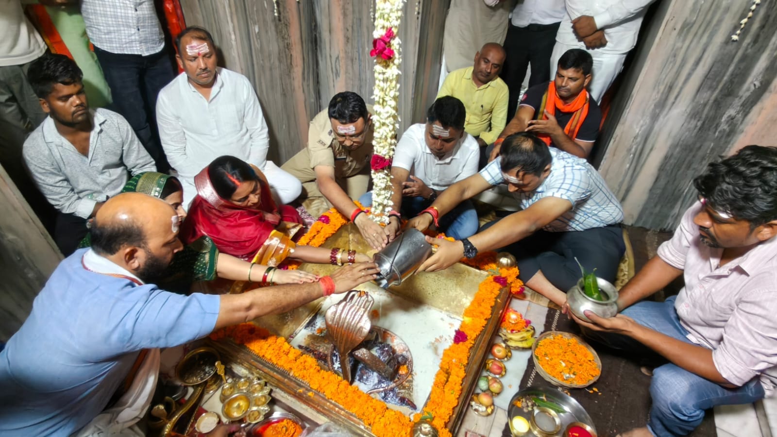 गहमर के मनभद्र बाबा शिव मंदिर में जलाभिषेक करतीं महिला श्रद्धालु। संवाद गहमर के मनभद्र बाबा शिव मंदिर में जलाभिषेक करतीं महिला श्रद्धालु। संवाद