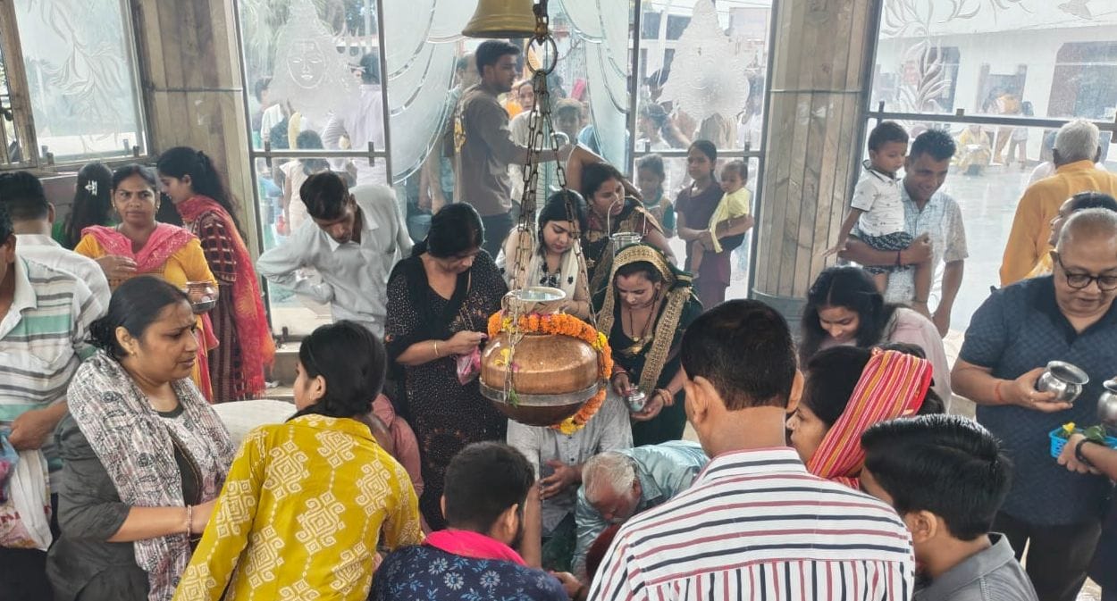 गौरी शंकर मंदिर में भगवान शिव पर जलाभिषेक करते भक्त। संवाद