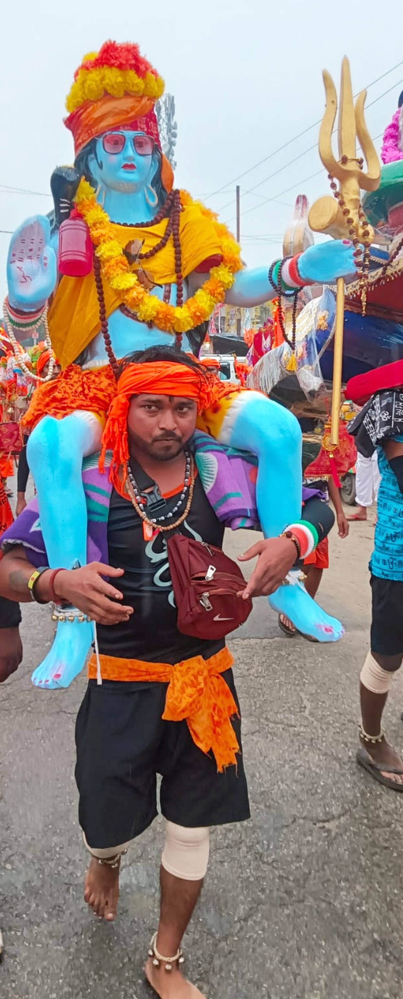 गौरी शंकर मंदिर में भगवान शिव पर जलाभिषेक करते भक्त। संवाद