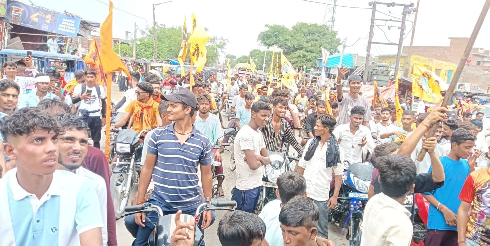 गौरी शंकर मंदिर में भगवान शिव पर जलाभिषेक करते भक्त। संवाद