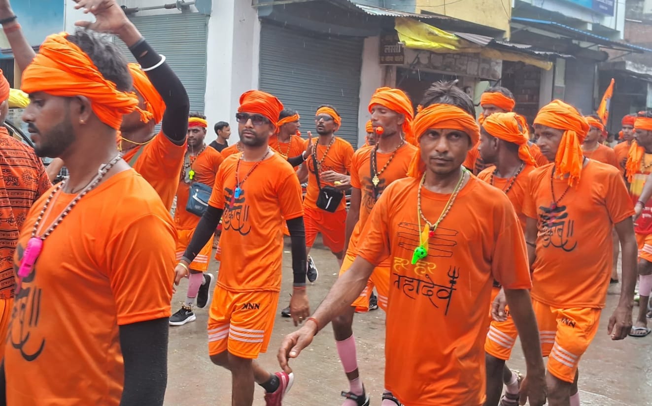 गौरीशंकर मंदिर में शिवलिंग पर दुग्धाभिषेक करते भक्तगण। संवाद गौरीशंकर मंदिर में शिवलिंग पर दुग्धाभिषेक करते भक्तगण। संवाद