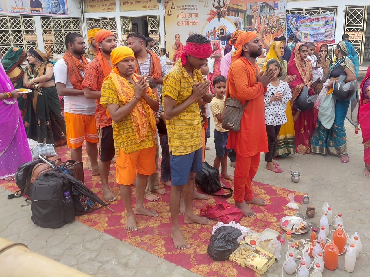 गौरीशंकर मंदिर में शिवलिंग पर दुग्धाभिषेक करते भक्तगण। संवाद गौरीशंकर मंदिर में शिवलिंग पर दुग्धाभिषेक करते भक्तगण। संवाद
